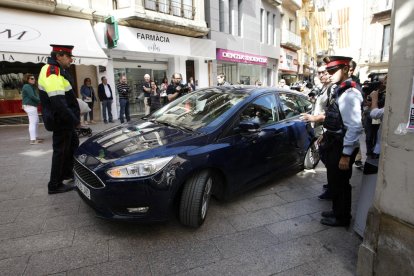 Un momento de las detenciones practicadas por los Mossos el 2 de octubre en la sede de la Diputación.