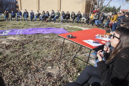 Imatge d’arxiu d’una reunió de membres d’Agrat al recinte exterior dels Silos.