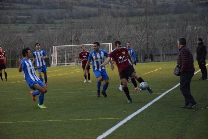 Una acción del partido entre La Seu d’Urgell y el Vilanova de l’Aguda. 