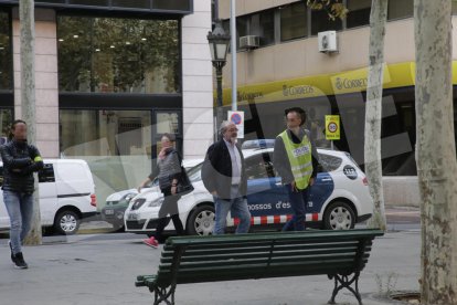 El president de la Diputació, Joan Reñé, a l'arribada a la Diputació dimarts amb els Mossos.