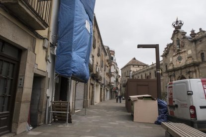 Ubicat davant de l’històric edifici de la universitat.