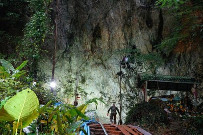 Funcionarios y miembros de las fuerzas militares tailandesas participan en la operación de búsqueda y rescate de un equipo de fútbol desaparecido en la cueva Tham Luang, en el Parque Forestal Tham Luang Khun Nam Nang Noon, en la provincia de Chiang Rai, (Tailandia).