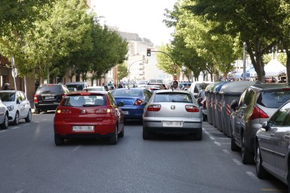 Diversos cotxes en doble fila al carrer Comtes d’Urgell als voltants del mercadillo de Pardinyes, ahir.