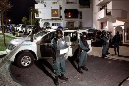 Cordó policial de membres de la Guàrdia Civil després de l’aldarull.