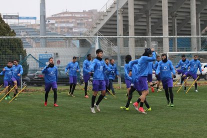 La plantilla del Lleida, amb Cheng al centre, durant l’entrenament d’ahir.