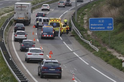 El accidente en la A-2 ocurrido ayer obligó a cortar un carril y causó retenciones en la vía. 