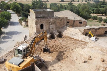 Durant la primera actuació s’han enderrocat diverses construccions superposades al molí.