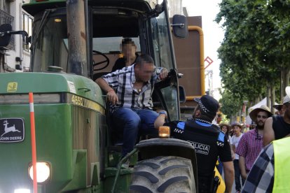 Moment en el qual un urbà identifica l’acusat i, al darrere, el nen que va portar el vehicle.