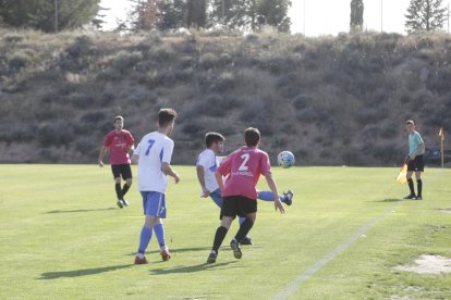 Un jugador del Mollerussa controla una pilota aèria, ahir a Alcoletge.