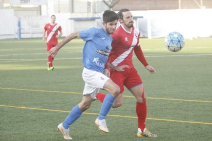 Un jugador de l’Alcarràs i un altre de l’Artesa es disputen el cuir.