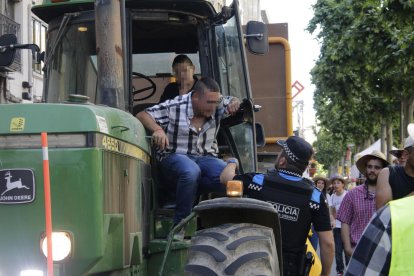 Momento en el que un urbano identificó el jueves por la tarde al propietario del tractor. 