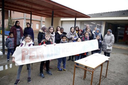 Padres y alumnos del colegio Joan Maragall reclaman un “patio digno”. 