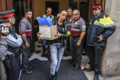 Els Mossos s’emporten material de la Diputació.