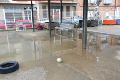 Imagen del patio y del acceso al aula de P-3 anegado tras la lluvia del pasado lunes.