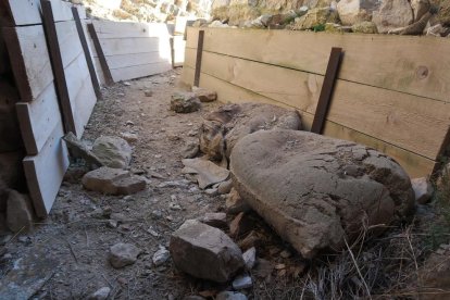 Una de les trinxeres amb els sacs de formigó i pedres.