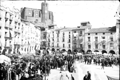 La plaça Mercadal, en una estampa tradicional del mercat setmanal de principis del segle XX.