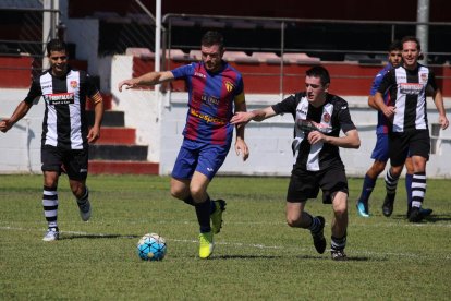 Un jugador del Soses s’escapa dels defensors del Benavent.