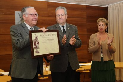 Jordi Mir va rebre el títol de Fill Predilecte de Tremp de mans de l’alcalde en un acte al consistori.