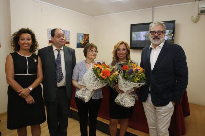 Las comerciantes del barrio Universitat homenajeadas, en el centro. 