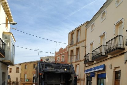 Operaris de Sorigué van recollir ahir cartró i paper del Segrià. A la foto, un dels carrers de Puigverd.