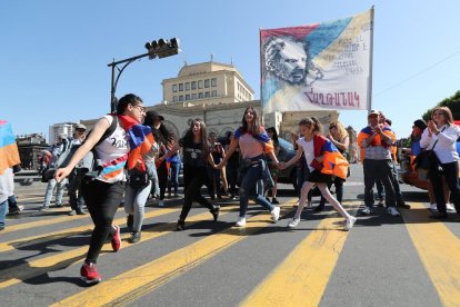 Opositores armenios bloquean una calle de Ereván en favor de su líder, Nikol Pashinián.