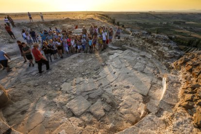 Els responsables de les excavacions van explicar ahir les últimes troballes als veïns d’Alguaire.