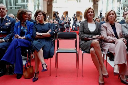 La vicepresidenta y la ministra de Defensa, junto a la silla vacía del presidente en funciones.