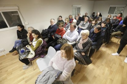 Asistentes a la reunión de la asociación de Ciutat Jardí.