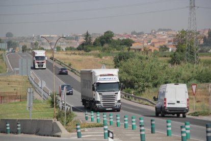 Circulación de camiones por la N-240 donde se hará la marcha. 