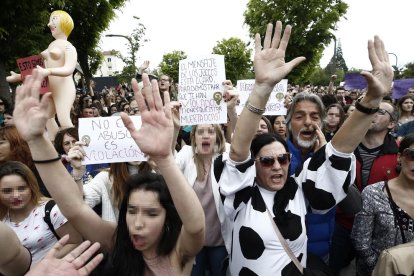 Protesta contra la condena a “La Manada”, el viernes en Pamplona.