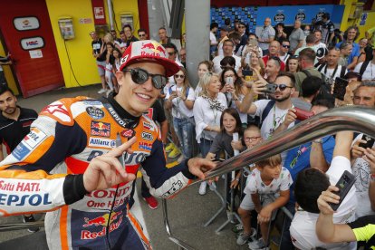 Marc Màrquez posa con sus fans al fondo antes de entrar en su motor-home en el circuito de Mugello.