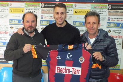 Edu Berrocal, al centre, nou entrenador del Tàrrega.