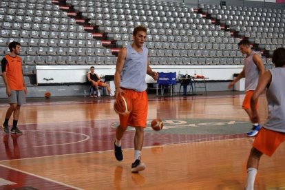 Fernando Sierra ha tornat als entrenaments i estarà llest per al debut de divendres.