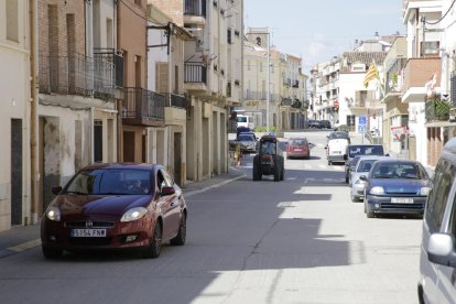 Imatge de vehicles circulant per un carrer d’Alcoletge.