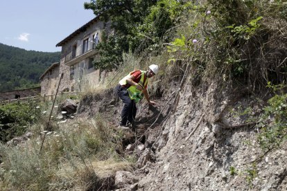 Imatge d’arxiu d’un geòleg analitzant el despreniment d’un talús a Mencui.