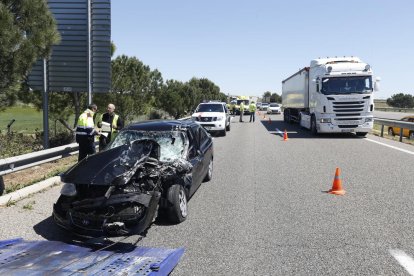 En el turismo viajaban dos personas que resultaron heridas y que fueron evacuadas al Arnau. 