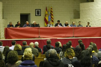 El pleno de Gimenells se trasladó ayer al el salón social de la localidad.