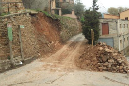 Parte del muro que se desprendió por la lluvia. 