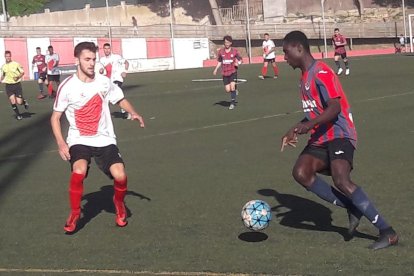 Un jugador del Tàrrega controla la pilota davant d’un altre del Rubí, ahir durant el partit.