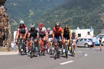 Un grupo de ciclistas durante paso del Tour por tierras aranesas el pasado 24 de julio.