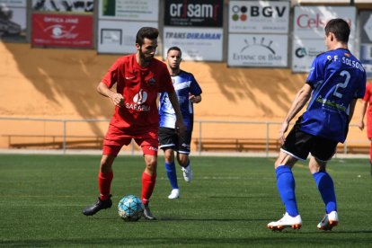 Un jugador de l’Alpicat controla la pilota davant de l’oposició d’un futbolista del Solsona, en una acció del partit d’ahir.