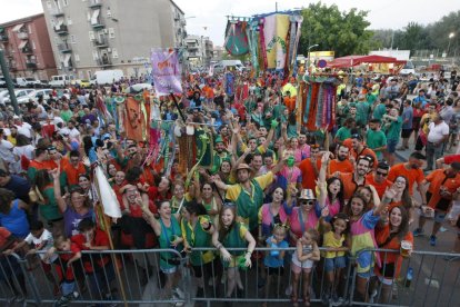 En las fiestas de Pardinyes participan 33 peñas, que se congregaron ante el escenario principal.