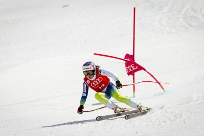 L’esquiadora del CAEI Júlia Bargalló, durant el supergegant disputat ahir a Sierra Nevada.