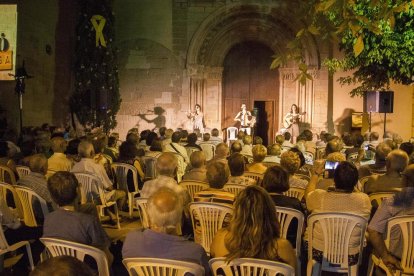 Unas 400 personas llenaron el entorno de la portalada románica de la iglesia.