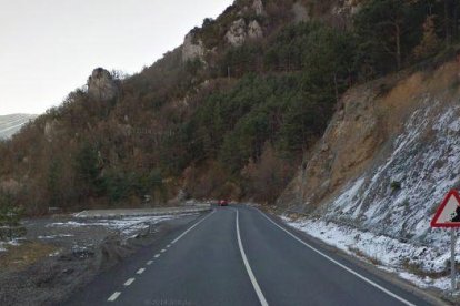 L'N-230 al seu pas pel pantà d'Escales.