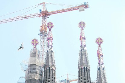 Vista de la cruz ya instalada en la fachada de la Pasión del templo. 