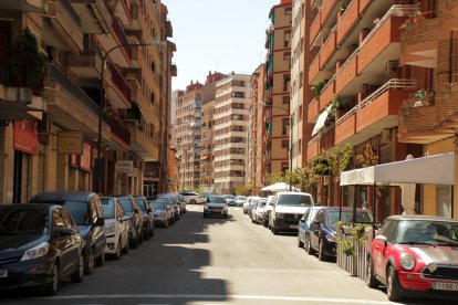 El tram de Nadal Meroles en què proposen doble sentit, eliminant una fila d’aparcament.