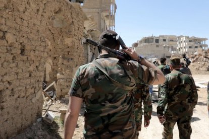 Soldats d’Al-Assad recorrent els carrers de Ghouta Oriental, ahir.