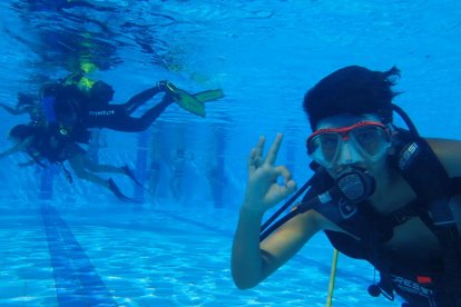 Algunos de los niños que buscearon ayer en las piscinas de Pardinyes. 