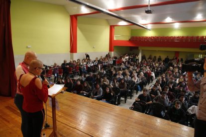 L’Ingrid, acompanyada de la Sara, una altra jove lleidatana amb càncer, durant les paraules que va adreçar als participants a l’esdeveniment.